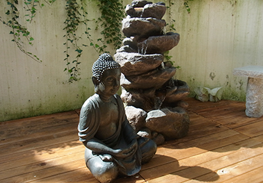 Buddha mit Brunnen
